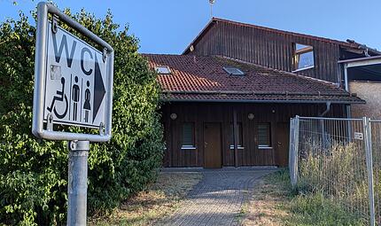 Die öffentlichen Toiletten hinter dem Bauhof in Bad Brückenau sind nur eingeschränkt zugänglich. Die öffentlichen Toiletten hinter dem Bauhof in Bad Brückenau sind nur eingeschränkt zugänglich.