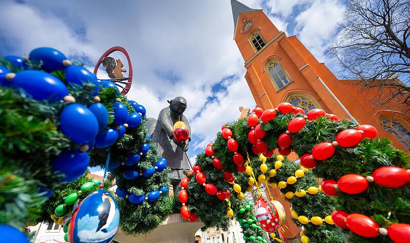 Osterbrunnen in Franken sind eine Tradition: Ein ehrenamtliches Team des Bürgervereins Wunderburg hat den Osterbrunnen vor der Pfarrkirche Maria Hilf in der Wunderburg geschmückt. Osterbrunnen in Franken sind eine Tradition: Ein ehrenamtliches Team des Bürgervereins Wunderburg hat den Osterbrunnen vor der Pfarrkirche Maria Hilf in der Wunderburg geschmückt.