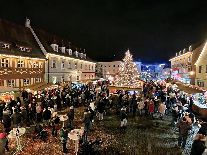 Der Höchstadter Weihnachtsmarkt lockt seine Besucher mit allerlei Köstlichkeiten. Der Höchstadter Weihnachtsmarkt lockt seine Besucher mit allerlei Köstlichkeiten.