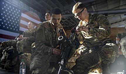 US-Soldaten und -Waffen symbolisieren die Stärke der Nato. Aber: Europas Verteidigung ist jetzt Europas Verantwortung, meint Kommentator Peter Müller. US-Soldaten und -Waffen symbolisieren die Stärke der Nato. Aber: Europas Verteidigung ist jetzt Europas Verantwortung, meint Kommentator Peter Müller.