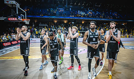 Basketball Alba vs Bamberg 20260530 Niedergeschlagene Bamberger bedankten sich nach der 86:105-Niederlage in der Max-Schmeling-Halle beim Anhang.