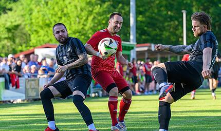 Die SpVgg Dürrbrunn/Unterleinleiter um Spielertrainer Dominik Hofmann (Mitte) behielt in einem Relegationsfight mit 3:2 gegen Weilersbach um Dominic Klemm (links) und Julian Dangel (rechts) die Oberhand.Forchheim & Fränkische Schweiz Die SpVgg Dürrbrunn/Unterleinleiter um Spielertrainer Dominik Hofmann (Mitte) behielt in einem Relegationsfight mit 3:2 gegen Weilersbach um Dominic Klemm (links) und Julian Dangel (rechts) die Oberhand.Forchheim & Fränkische Schweiz