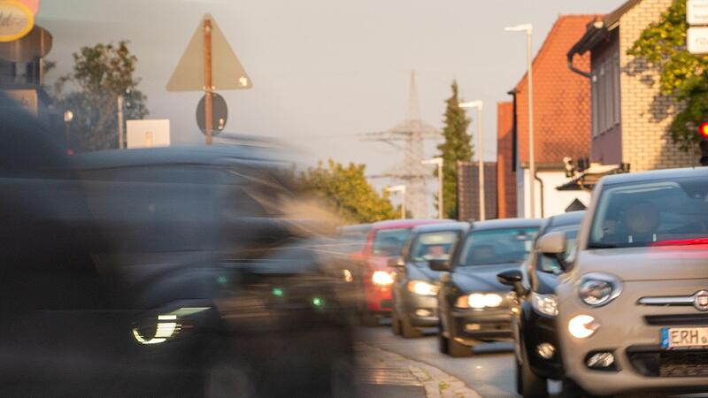 Autoschlangen rollen durch die Niederndorfer Ortsdurchfahrt. Für die Initiatoren des Bürgerentscheids ist diese tägliche Belastung längst nicht mehr erträglich. Autoschlangen rollen durch die Niederndorfer Ortsdurchfahrt. Für die Initiatoren des Bürgerentscheids ist diese tägliche Belastung längst nicht mehr erträglich.