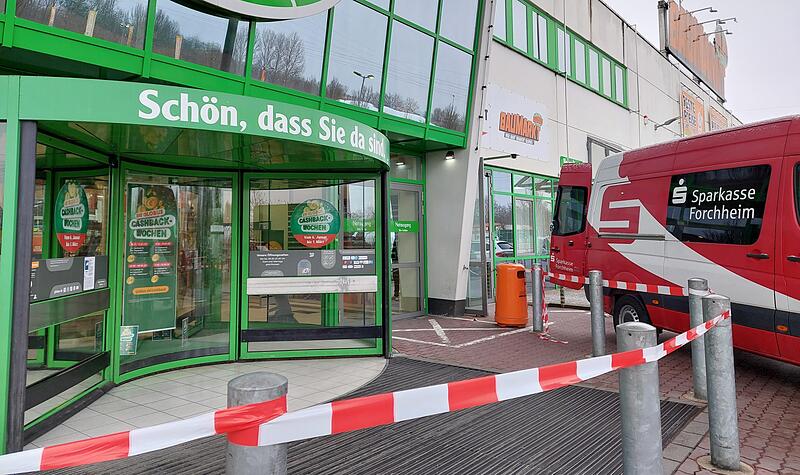 Gesprengte Geldautomaten Globus ForchheimForchheim & Fränkische Schweiz Mutmaßlich vier Täter sollen in der Nacht auf den 14. Februar 2025 in Forchheim zwei Geldautomaten gesprengt haben. Nun stehen zwei Männer vor Gericht.