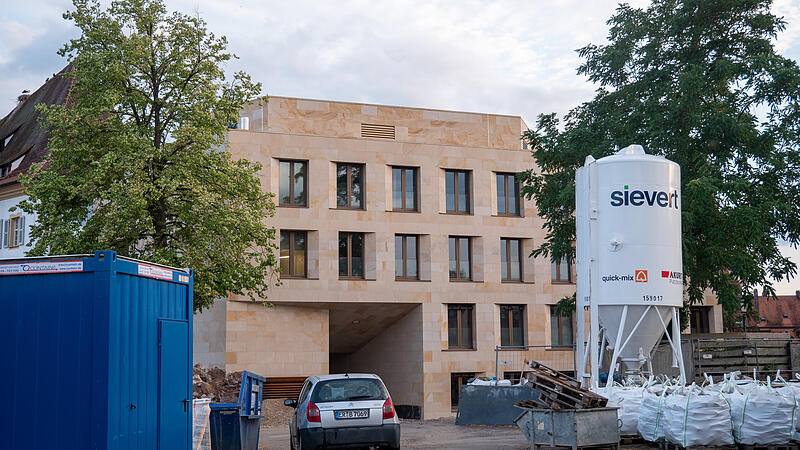 Das neue Rathaus in Herzogenaurach aus der Vogelperspektive. Im September soll der Umzug über die Bühne gehen. Das neue Rathaus in Herzogenaurach aus der Vogelperspektive. Im September soll der Umzug über die Bühne gehen.