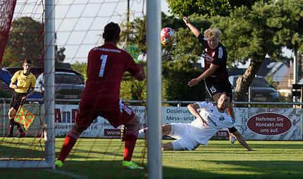 Zweites Mal zu Null: Weisendorf gegen Neuendettelsau endet 0:0 Viel zu tun bekam Tim Limmeroth (vorne) im Tor des ASV Weisendorf nicht. Hellwach mussten der Keeper und seine Vorderleute gegen Neuendettelsau trotzdem sein.