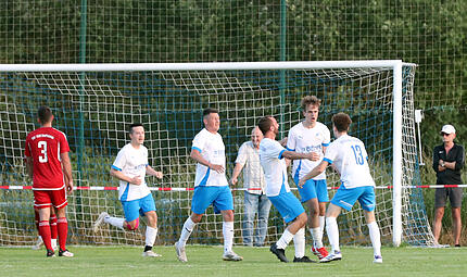 Rattelsdorf bejubelt den Treffer zum 2:1 in der Verlängerung durch Philipp Seuß. Rattelsdorf bejubelt den Treffer zum 2:1 in der Verlängerung durch Philipp Seuß.