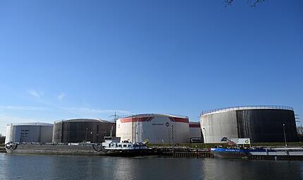 Öltanks am Rhein-Herne-Kanal Öltanks am Rhein-Herne-Kanal