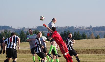 Mehrmals steht der Gästetorhüter der SG Ziegelerden, Dominik Vonberg, im Mittelpunkt. Mit starken Aktionen verhindert er gegen Nurn eine höhere Niederlage als das 1:3. Mehrmals steht der Gästetorhüter der SG Ziegelerden, Dominik Vonberg, im Mittelpunkt. Mit starken Aktionen verhindert er gegen Nurn eine höhere Niederlage als das 1:3.