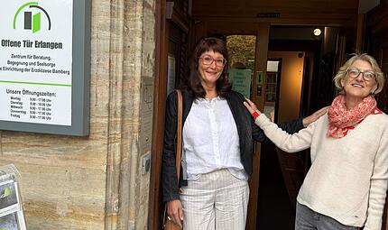 Beratung Die Tür der „Offenen Beratung" in Erlangen steht offen für Ratsuchende. Monika Schmid (links) und Petra Breyer bieten als ehrenamtliche Mitarbeiterinnen Gespräche an - ohne Anmeldung, anonym und kostenlos.