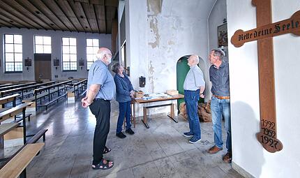Dekan Stefan Hartmann (von links), Barbara Markart, Diakon Michael Sell und Kirchenpfleger Johannes Metz besprechen die geplanten Veränderungen im Bereich der historischen Rundbögen. Dort sollen künftig zusätzliche Abstellmöglichkeiten geschaffen werden. Dekan Stefan Hartmann (von links), Barbara Markart, Diakon Michael Sell und Kirchenpfleger Johannes Metz besprechen die geplanten Veränderungen im Bereich der historischen Rundbögen. Dort sollen künftig zusätzliche Abstellmöglichkeiten geschaffen werden.