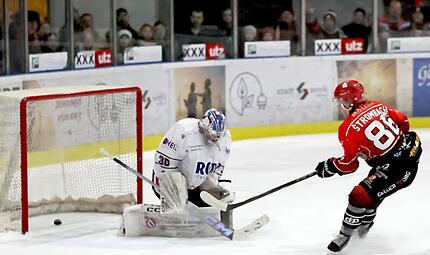 In diesem Moment kochte das Haßfurter Eisstadion erstmals: Filip Strombach (Mitte) lässt sich von Dorfens Fabio Lauffer (rechts) nicht aufhalten und überwindet Torwart Andreas Marek. Es steht 1:0 für die Hawks. In diesem Moment kochte das Haßfurter Eisstadion erstmals: Filip Strombach (Mitte) lässt sich von Dorfens Fabio Lauffer (rechts) nicht aufhalten und überwindet Torwart Andreas Marek. Es steht 1:0 für die Hawks.