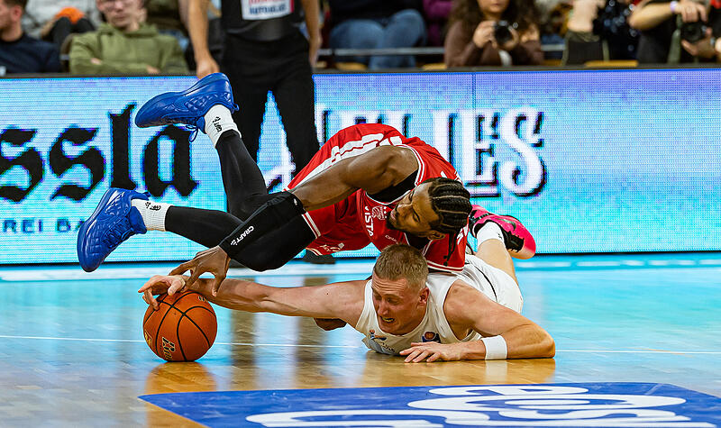 BMA365 Bamberg Baskets - Syntainics MBC Jordan Wright (rotes Trikot) im Bodenkampf mit Collin Welp. Obenauf waren sportlich am Samstagabend die Weißenfelser.
