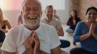 Smiling old man in yoga class Lach-Yoga ist nur einer von vielen originellen oder besonderen Kursen im Programm der Volkshochschulen. In Erlangen und Erlangen-Höchstadt beginnt diesen Monat das Herbst-/Wintersemester mit abwechslungsreichen Kursen. (Symboldbild)