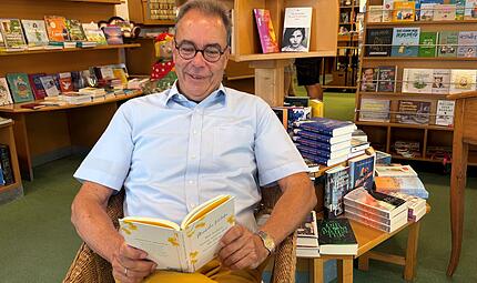 Poetenfest Lesen macht glücklich: Buchhändler Christian Schmidt aus Adelsdorf unterstützt das Erlanger Poetenfest.