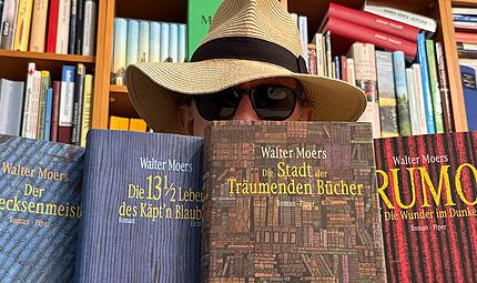 Comic-Salon Der mysteriöse Bestsellerautor Walter Moers hat angekündigt, sich beim 22. Internationalen Comic-Salon in Erlangen unter die Comicfans zu mischen– natürlich verkleidet.