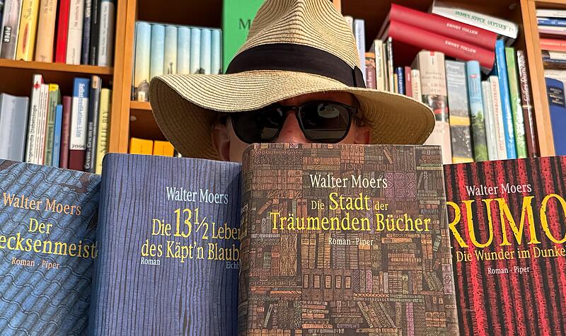 Comic-Salon Der mysteriöse Bestsellerautor Walter Moers hat angekündigt, sich beim 22. Internationalen Comic-Salon in Erlangen unter die Comicfans zu mischen– natürlich verkleidet.