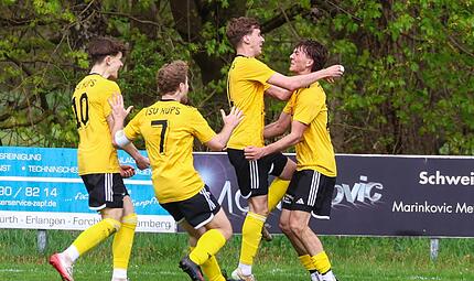 Vor der Halbzeit gibt es für die Küpser Grund zum Jubeln: Sie haben nach einem Rückstand gegen Stockheim das Spiel gedreht. – und es schließlich sogar gewonnen. Vor der Halbzeit gibt es für die Küpser Grund zum Jubeln: Sie haben nach einem Rückstand gegen Stockheim das Spiel gedreht. – und es schließlich sogar gewonnen.