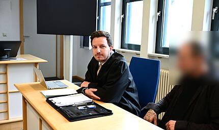 Amtsgericht Bamberg Einbruch Studentenwohnheim Diebstahl Pedelec Kellerabteil Rechtsanwalt Jörg Schwengler aus Bamberg und sein Mandant warten auf Strafrichter Matthias Bachmann