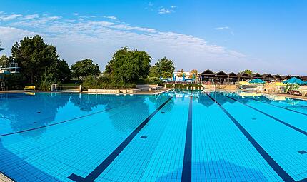 Hallstädter Freibad Die Badesaison endet im Freibad in Hallstadt später als bei anderen Freibädern in der Region. „Wir bleiben mindestens bis zum 15. September geöffnet“, sagt Freibadleiter Detlef Friedrich.