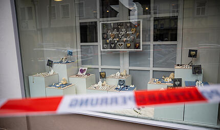 Maskierte Männer überfallen Juwelier: Angestellte durch Pfefferspray verletzt Maskierte Männer überfallen Juwelier: Angestellte durch Pfefferspray verletzt