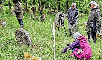 Das BLfD und Forscher entschlüsseln die letzten Geheimnisse des jüdischen Friedhofs in Ebern (von links) Kunsthistorikerin Susanne Klemm, Fotograf David Laudien, Professor Stefan Rohrbacher, im Vordergrund die Volkskundlerin Elisabeth Singer-Brehm . Das BLfD und Forscher entschlüsseln die letzten Geheimnisse des jüdischen Friedhofs in Ebern (von links) Kunsthistorikerin Susanne Klemm, Fotograf David Laudien, Professor Stefan Rohrbacher, im Vordergrund die Volkskundlerin Elisabeth Singer-Brehm .