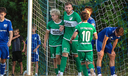 Simon Pfadenhauer, Rico Nassel und Noah Schorn (von links) feiern den Friesener Treffer zum 2:1. Simon Pfadenhauer, Rico Nassel und Noah Schorn (von links) feiern den Friesener Treffer zum 2:1.
