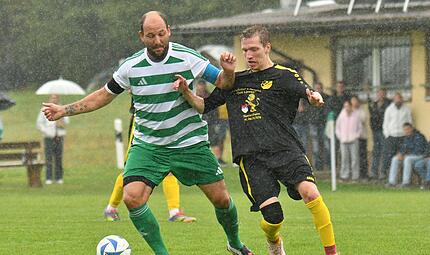 Islings Andreas Zollnhofer (links) – hier im Zweikampf mit Michael Karch – traf gegen die Siedler zum 1:0. Islings Andreas Zollnhofer (links) – hier im Zweikampf mit Michael Karch – traf gegen die Siedler zum 1:0.