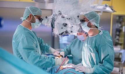 Die Neuro- und Wirbelsäulenchirurgie am Klinikum Kulmbach will Dr. Amer Haj (links) noch weiter ausbauen. Auch komplexe Operationen am Kopf sollen künftig möglich sein, um Patienten wohnortnah versorgen zu können. Die Neuro- und Wirbelsäulenchirurgie am Klinikum Kulmbach will Dr. Amer Haj (links) noch weiter ausbauen. Auch komplexe Operationen am Kopf sollen künftig möglich sein, um Patienten wohnortnah versorgen zu können.