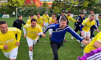 Völlig losgelöst: Der FC Mitwitz um Trainer Dominic Fischer (Mitte) ließ es nach Spielende ordentlich krachen. Völlig losgelöst: Der FC Mitwitz um Trainer Dominic Fischer (Mitte) ließ es nach Spielende ordentlich krachen.