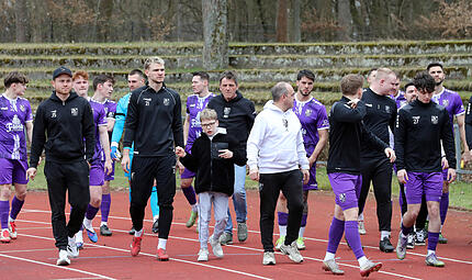 FC Eintracht Bamberg an Ostern doppelt im Einsatz Wohin führt der Weg des FC Eintracht Bamberg unter Michael Hutzler (Mitte)? Soll der Aufstiegstraum nicht endgültig platzen, brauchen die Domreiter an Ostern sechs Punkte.