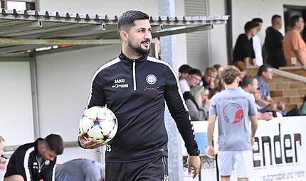 Co-Trainer Ertan Sener weiß, warum man in Ebersdorf jüngst wieder einen Dreier bejubeln durfte. Co-Trainer Ertan Sener weiß, warum man in Ebersdorf jüngst wieder einen Dreier bejubeln durfte.