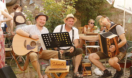 Schmetz sorgte mit seiner Wirtshausmusik im Hof der Keidels für gute Stimmung. Schmetz sorgte mit seiner Wirtshausmusik im Hof der Keidels für gute Stimmung.