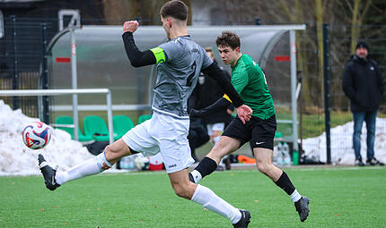 Der Neukenrother Kapitän Lucas Bauer (grün) versucht es mit einem Fernschuss gegen Timm Ludwig. Der Neukenrother Kapitän Lucas Bauer (grün) versucht es mit einem Fernschuss gegen Timm Ludwig.
