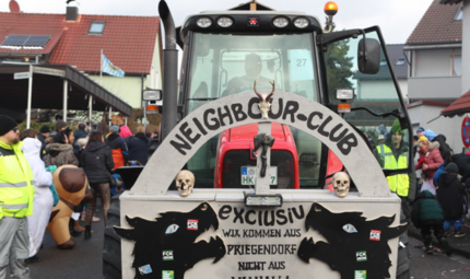 Der Baunacher Wagen beim Gaudiwurm in Hallstadt wirft Fragen auf: Woher kommen die Aufkleber? Wie kommen Höcke-Aufkleber an Baunacher Faschingswagen?