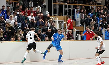 In der Burgebracher Windeckhalle steigt Ende Januar die bayerische Hallenmeisterschaft.. Dann aber nicht wie auf diesem Bild mit Rundumbande, sondern nach Futsal-Regeln. In der Burgebracher Windeckhalle steigt Ende Januar die bayerische Hallenmeisterschaft.. Dann aber nicht wie auf diesem Bild mit Rundumbande, sondern nach Futsal-Regeln.