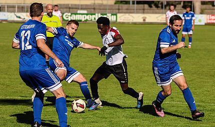 Bei diesem Angriff blieb der Kronacher Mamadou Bah noch an Lettenreuths Spielertrainer Johannes Bauer hängen, in der zweiten Spielhälfte erzielt er zwei Tore. Bei diesem Angriff blieb der Kronacher Mamadou Bah noch an Lettenreuths Spielertrainer Johannes Bauer hängen, in der zweiten Spielhälfte erzielt er zwei Tore.