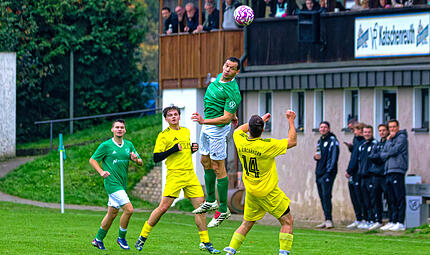 Der Katschenreuther Mathias Weigel befördert den Ball mit dem Kopf nach vorne. Der Katschenreuther Mathias Weigel befördert den Ball mit dem Kopf nach vorne.