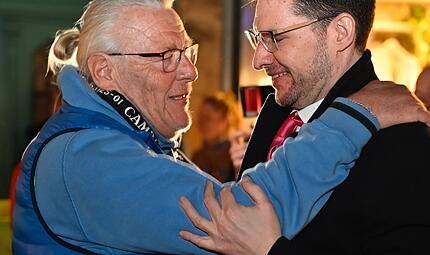 Coburger Wahlnacht in BildernCoburger Wahlnacht in Bildern Coburger Wahlnacht in Bildern – hier: Wahlsieger Dominik Sauerteig mit Alt-OB Norbert Kastner