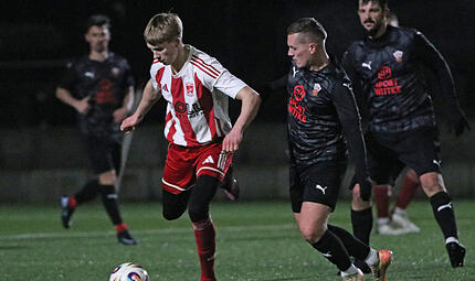 Der Buckenhofener Lukas Schmittschmitt (rechts) setzt den Staffelsteiner Youngster Carlos Twistel unter Druck. Der Buckenhofener Lukas Schmittschmitt (rechts) setzt den Staffelsteiner Youngster Carlos Twistel unter Druck.