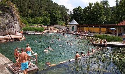 Felsenbad PottensteinForchheim & Fränkische Schweiz Verschiedene Wasserpflanzen sorgen für die natürliche Filterung ganz ohne Chemie