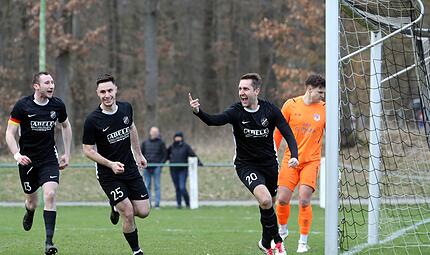Schammelsd gg Oberhaid 210326 05 Jubel Saal Der Schammelsdorfer Markus Saal (rechts) jubelt nach seinem Kopfballtor gegen den FC Oberhaid. Mit dem Torschützen freuen sich seine Teamkollegen Jan Völkl (links) und Lukas Witterauf.