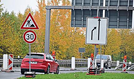 Die B 173 bekommt zwischen Kronach und Johannisthal eine neue Asphaltschicht. Die Straße bleibt befahrbar, doch das Staatliche Bauamt Bamberg appelliert an alle Verkehrsteilnehmer, umsichtig zu sein. Daniela Pondelicek Die B 173 bekommt zwischen Kronach und Johannisthal eine neue Asphaltschicht. Die Straße bleibt befahrbar, doch das Staatliche Bauamt Bamberg appelliert an alle Verkehrsteilnehmer, umsichtig zu sein. Daniela Pondelicek