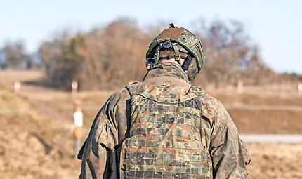 Ein Bundeswehrsoldat im Gelände. Ein Bundeswehrsoldat im Gelände.