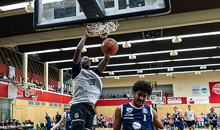 Der neue Bamberger Center Hason Ward macht keine Gefangenen und erzielt per Dunk zwei Punkte. Der neue Bamberger Center Hason Ward macht keine Gefangenen und erzielt per Dunk zwei Punkte.