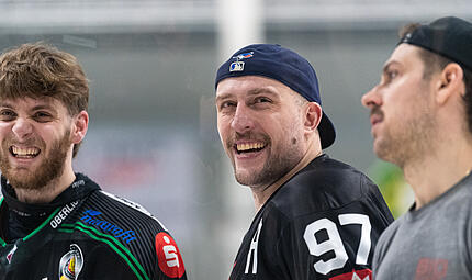 Höchstadter EC bereitet sich auf Play-offs gegen Hannover Scorpions vor Noch haben Jake Fardoe (Mitte), Philipp Stobbe (links) und die Alligators gut Lachen. Ab Sonntag wartet in den Play-offs mit den Scorpions aber ein Schwergewicht auf den HEC.