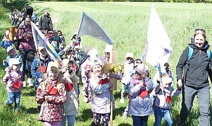 Die Kinder bei der Wallfahrt. Die Kinder bei der Wallfahrt.