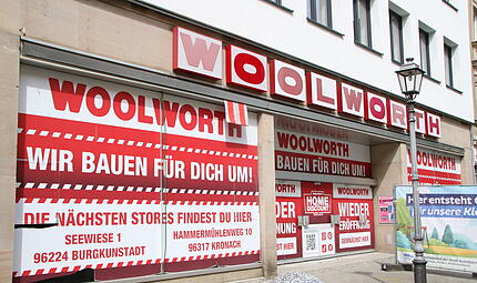 Die Aufschrift auf dem beklebten Schaufenster verspricht eine Wiedereröffnung der Woolworth Filiale in Kulmbach. Die Aufschrift auf dem beklebten Schaufenster verspricht eine Wiedereröffnung der Woolworth Filiale in Kulmbach.