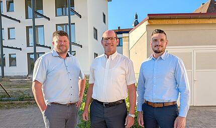 Der neue Vorsitzende Alexander Schneider (links) mit seinem Vorgänger Dieter Muth (Mitte) und stellvertretendem Vorsitzenden Lorenz Beck (rechts). Der neue Vorsitzende Alexander Schneider (links) mit seinem Vorgänger Dieter Muth (Mitte) und stellvertretendem Vorsitzenden Lorenz Beck (rechts).