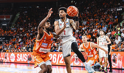 Ibi Watson (mit Ball, im Duell mit Malik Osborne) war der überragende Bamberger Akteur. Ibi Watson (mit Ball, im Duell mit Malik Osborne) war der überragende Bamberger Akteur.